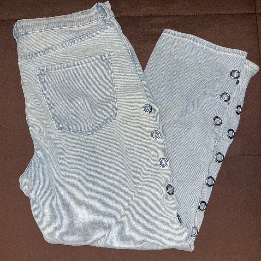 Perfect Pacsun light wash mom jeans.